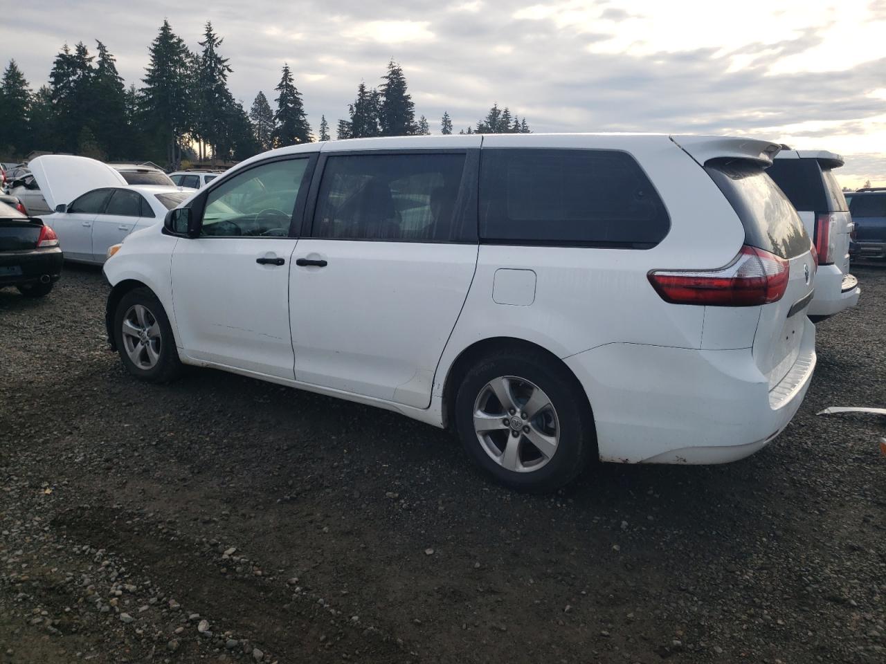 2016 Toyota Sienna - Image 2