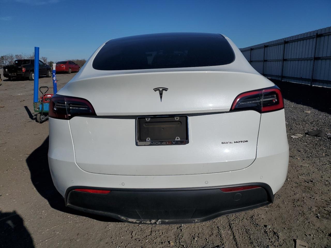 2022 Tesla Model Y VIN: 7SAYGAEE2NF329433 Lot: 83707354