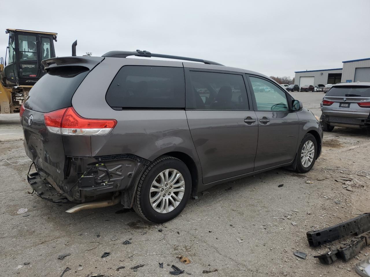 2014 Toyota Sienna - Image 3
