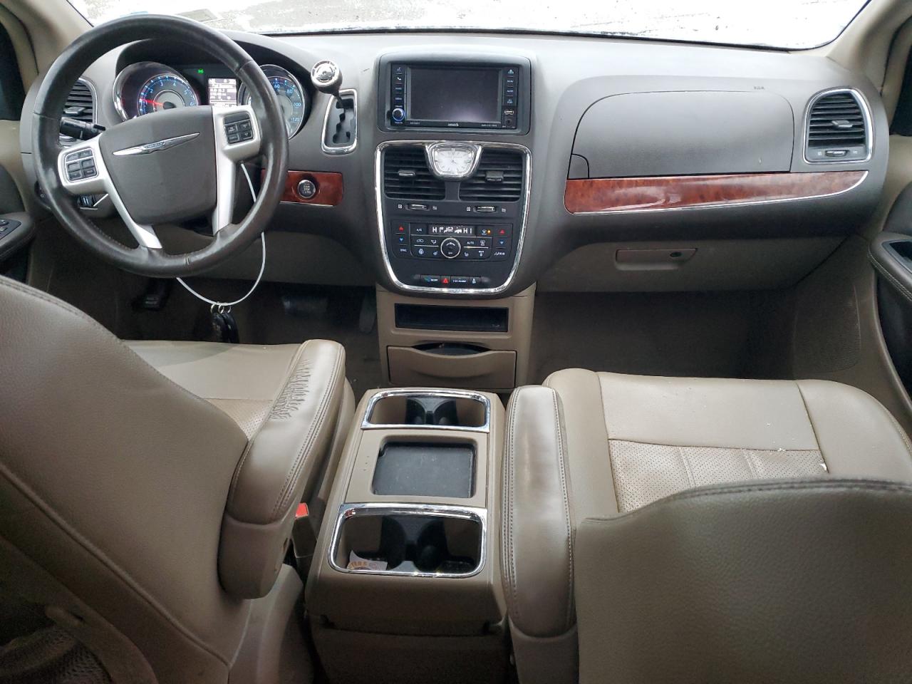 2016 Chrysler Town & Country - Image 8