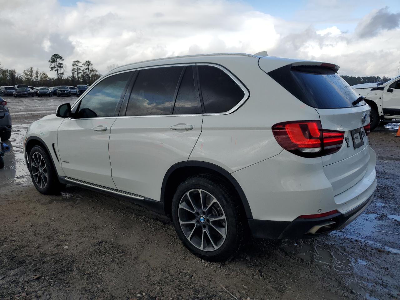 VIN 5UXKR2C54J0X08110 2018 BMW X5 no.2