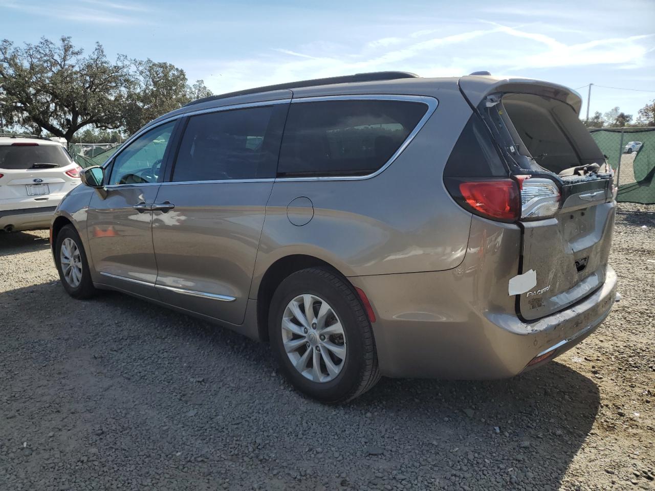 2017 Chrysler Pacifica - Image 2