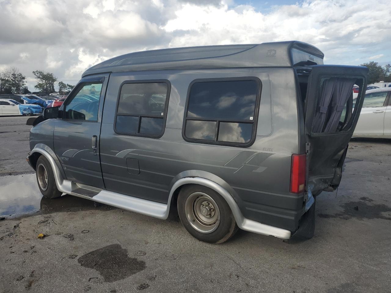 2000 Chevrolet Astro - Image 2
