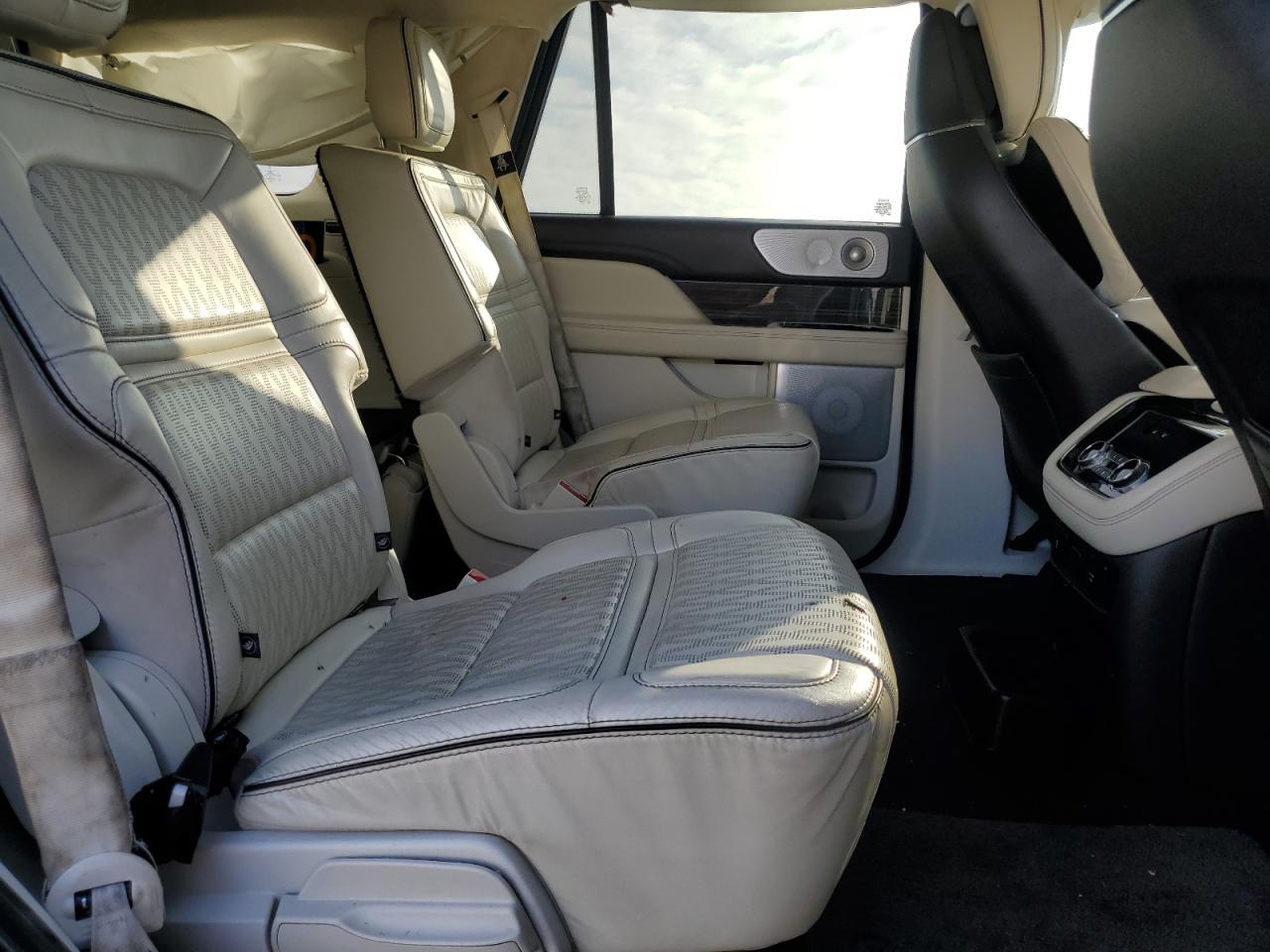 2020 Lincoln Navigator - Image 12