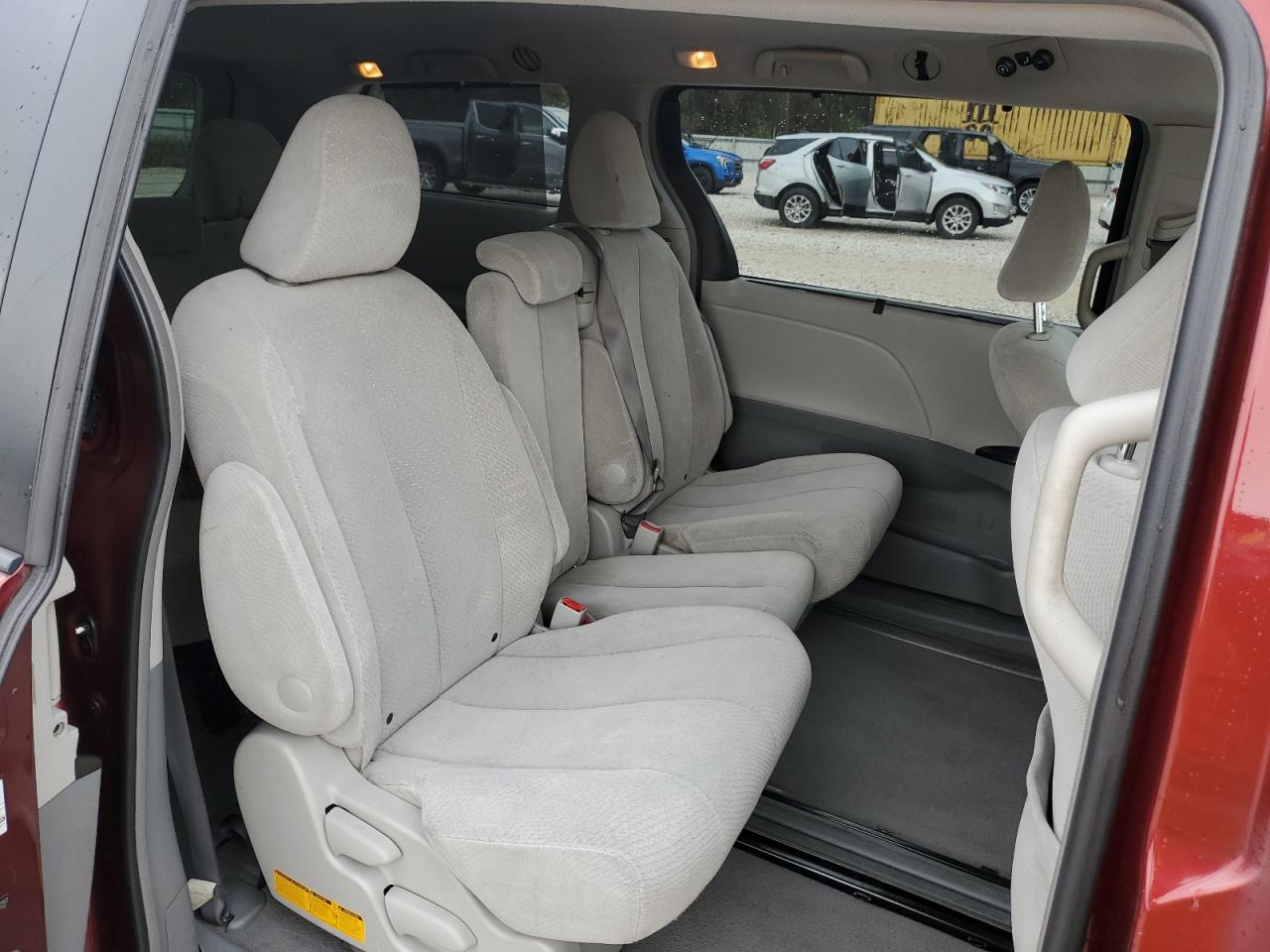 2011 Toyota Sienna - Image 11