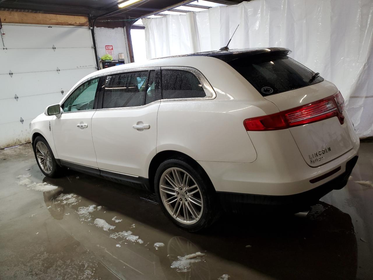 VIN 2LMHJ5AT8GBL01646 2016 LINCOLN MKT no.2