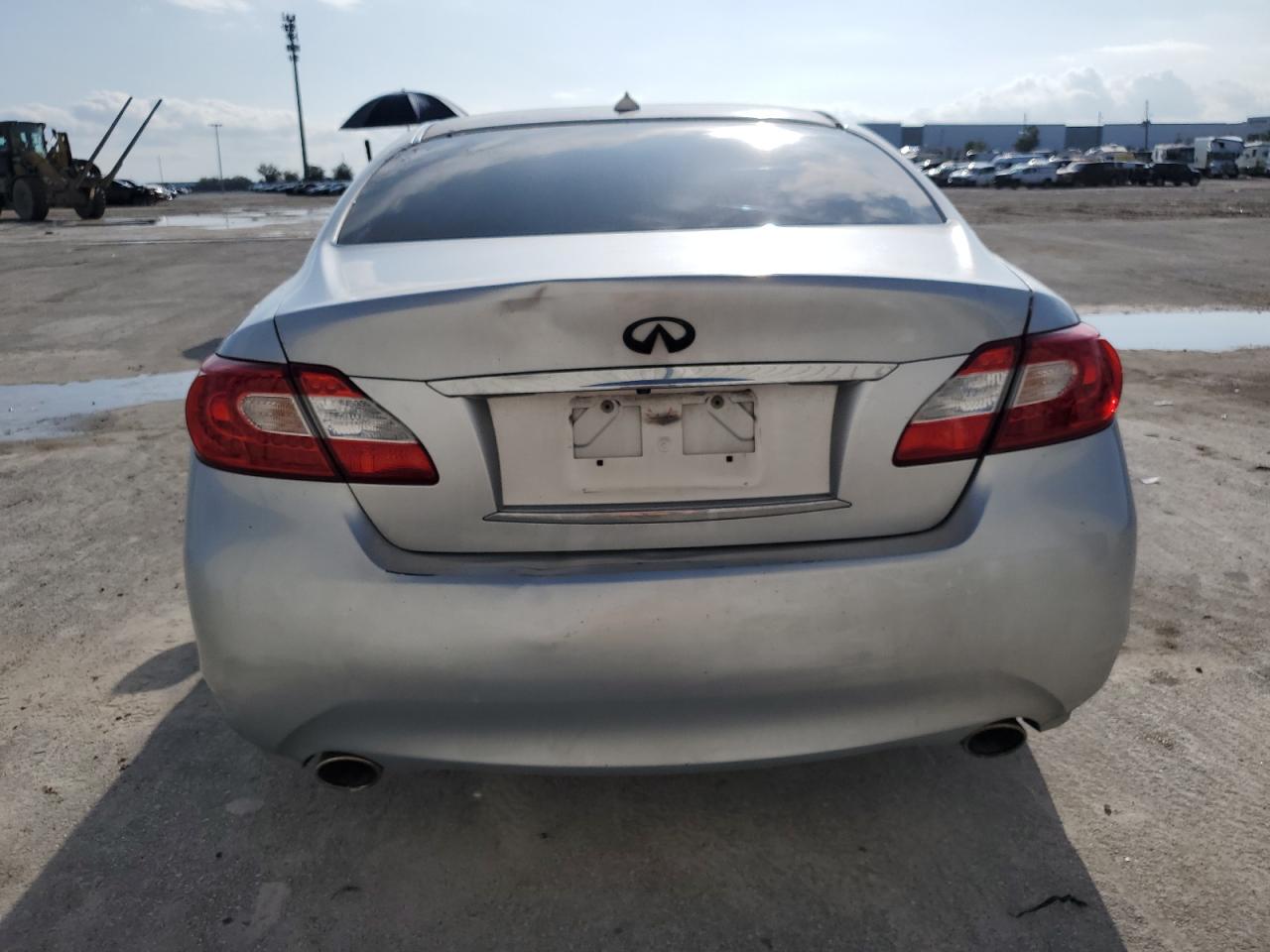 2011 Infiniti M - Image 6