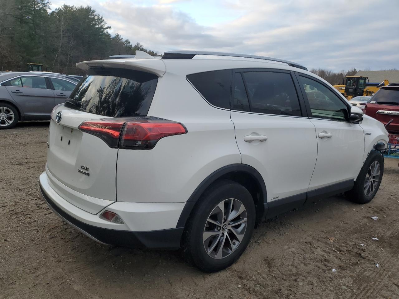 VIN JTMRJREV8JD182828 2018 TOYOTA RAV4 no.3