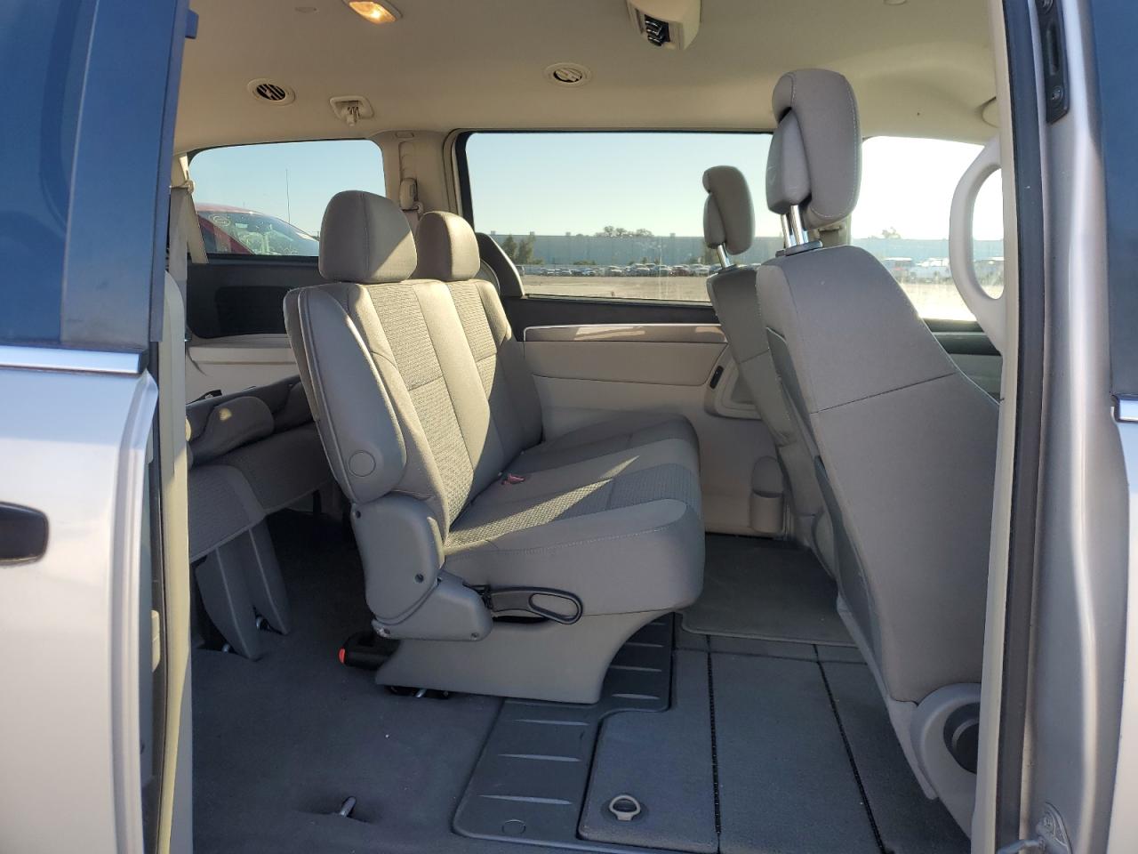 2010 Volkswagen Routan - Image 11