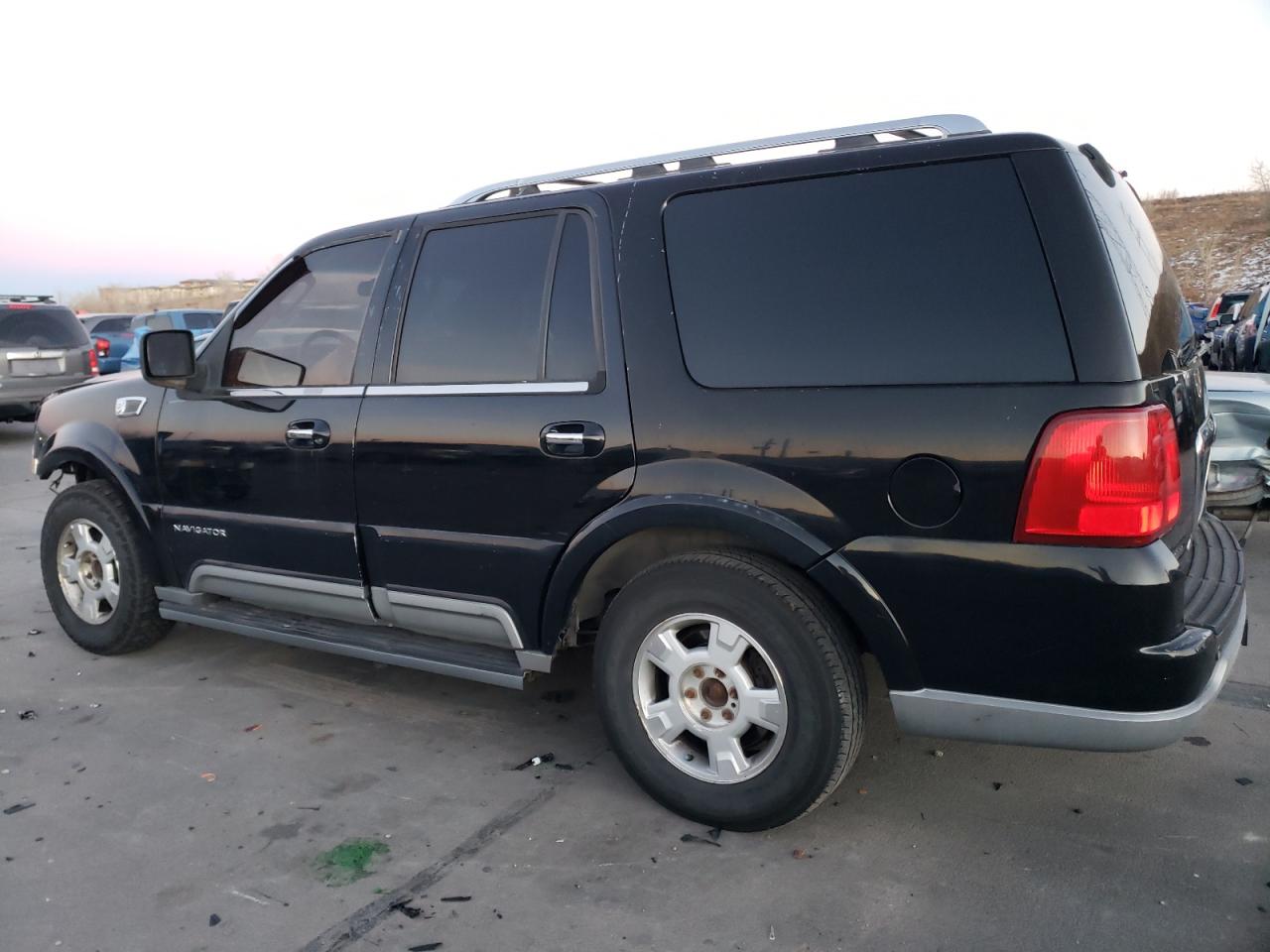 2003 Lincoln Navigator - Image 2
