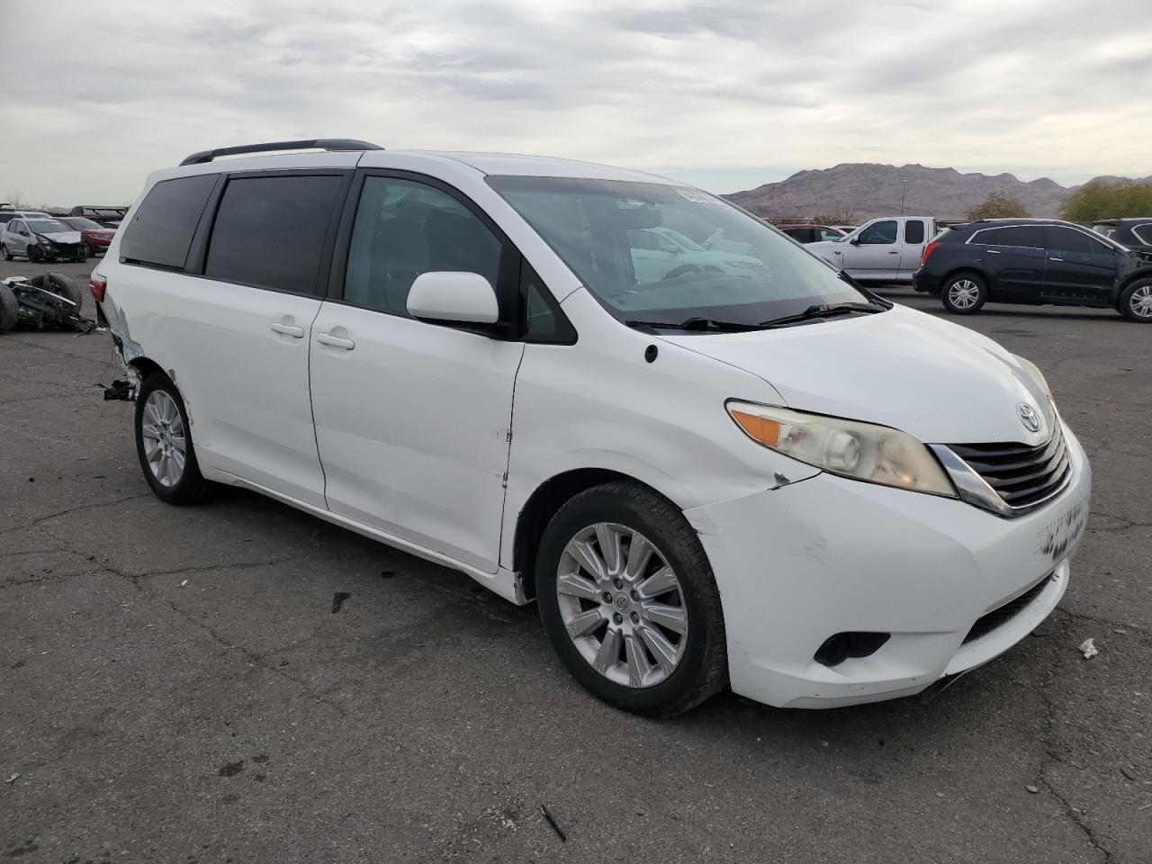 2016 Toyota Sienna - Image 4