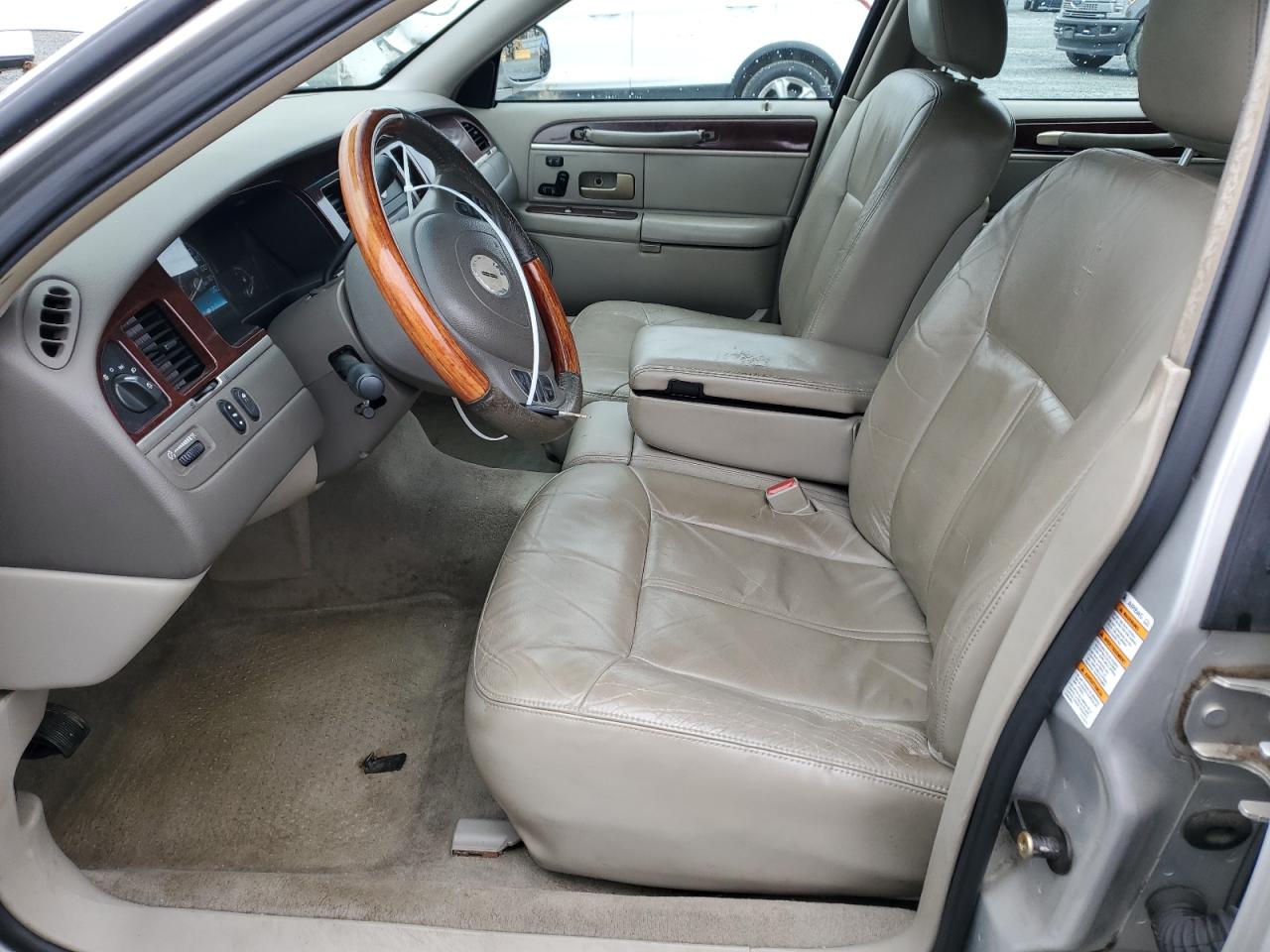 2004 Lincoln Town Car - Image 7