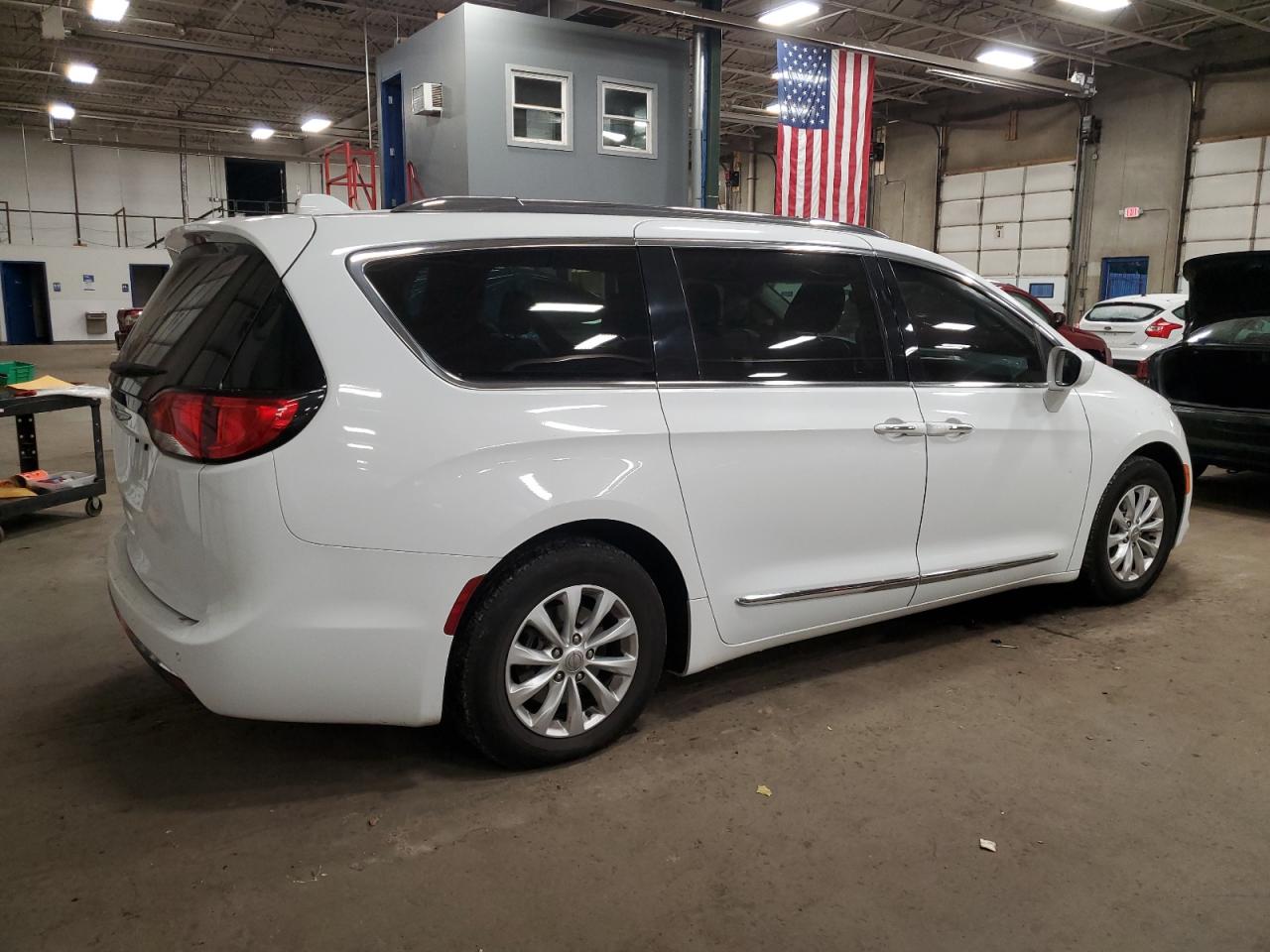 2018 Chrysler Pacifica - Image 3