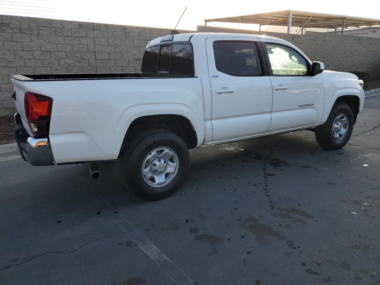 VIN 5TFAX5GN1JX113866 2018 TOYOTA TACOMA no.3