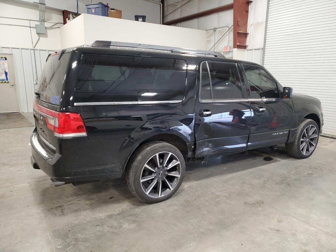2017 Lincoln Navigator - Image 3