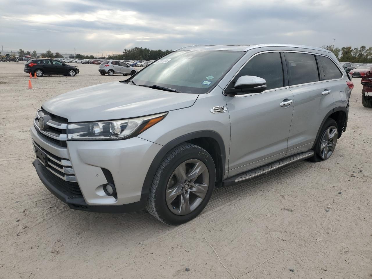 2017 Toyota Highlander - Image 1