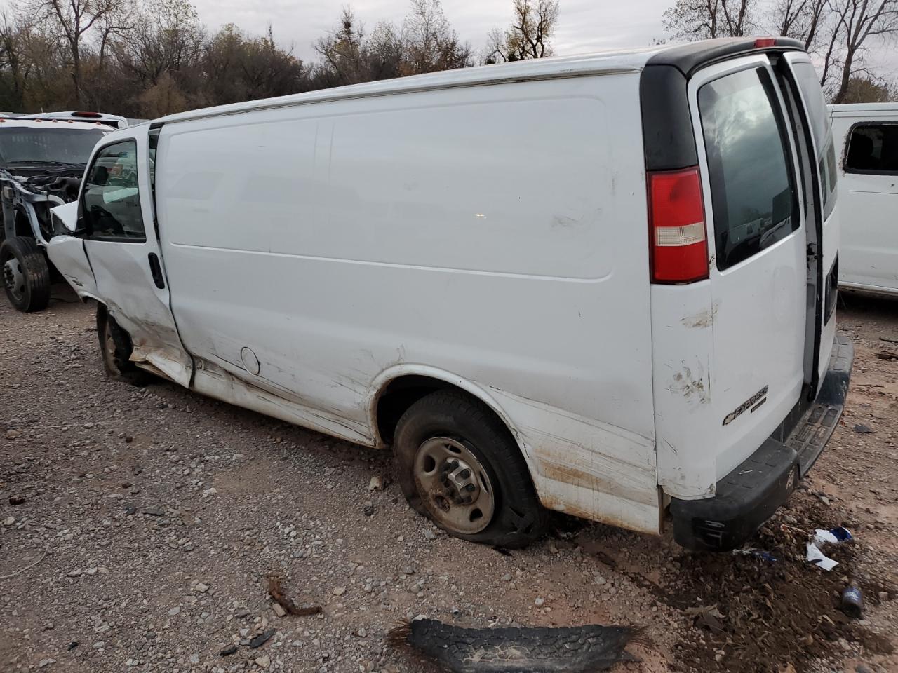 VIN 1GCWGFBA5D1117698 2013 CHEVROLET EXPRESS no.2