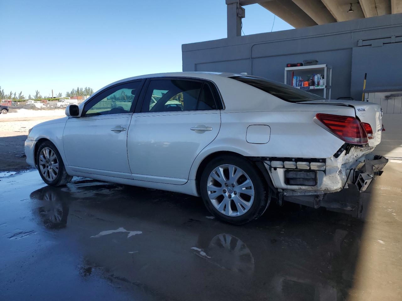 2009 Toyota Avalon - Image 2