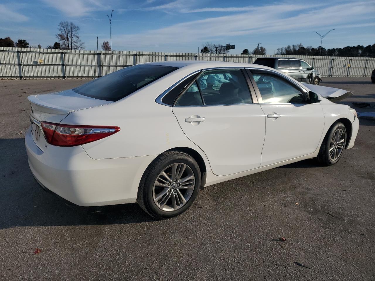 VIN 4T1BF1FK8GU512285 2016 TOYOTA CAMRY no.3