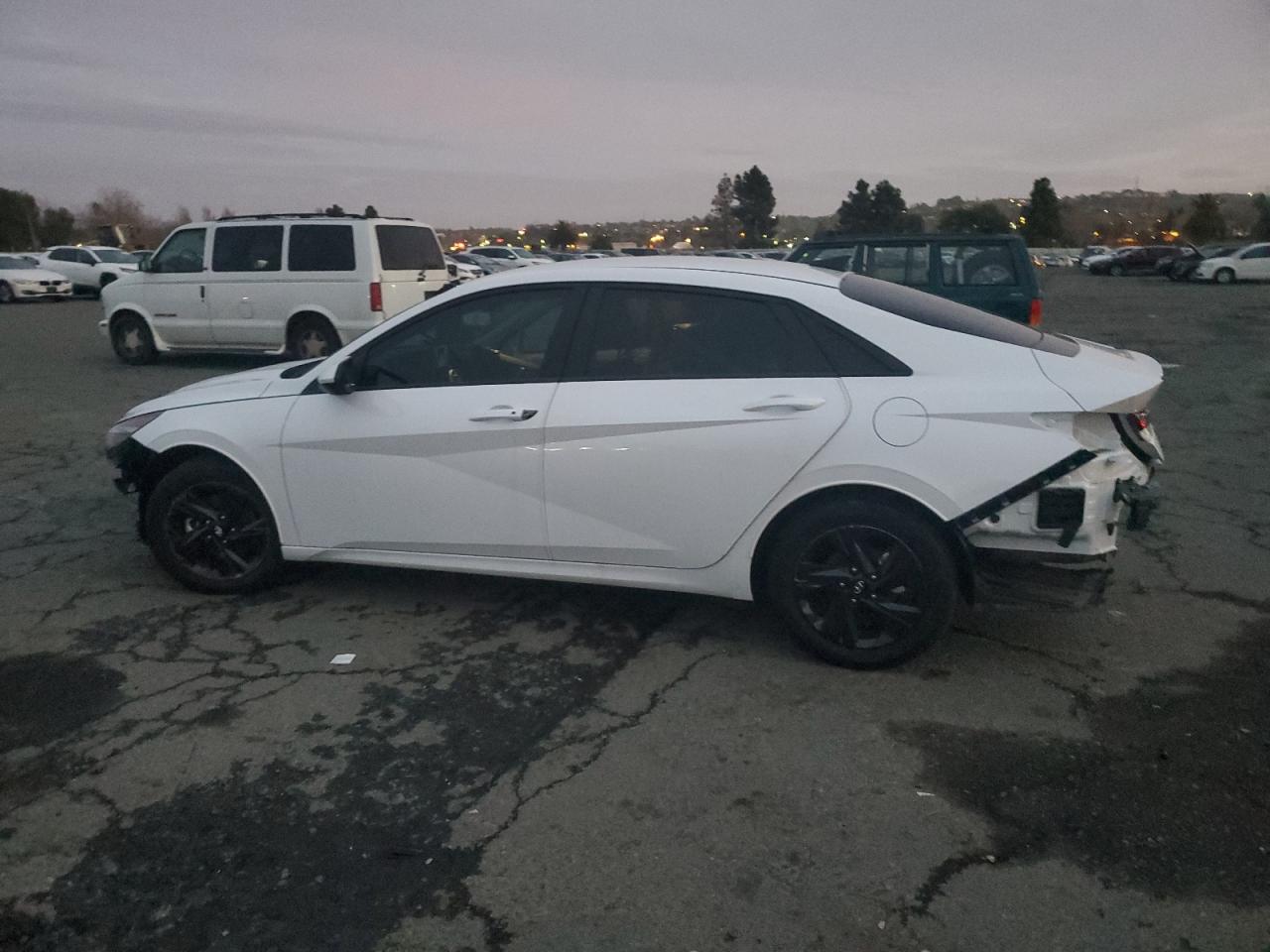 2023 Hyundai Elantra - Image 2