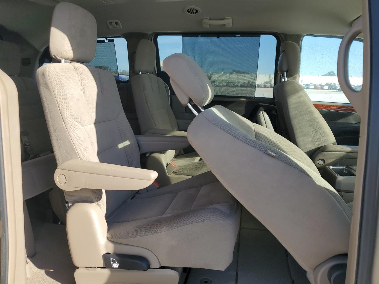 2016 Chrysler Town & Country - Image 11