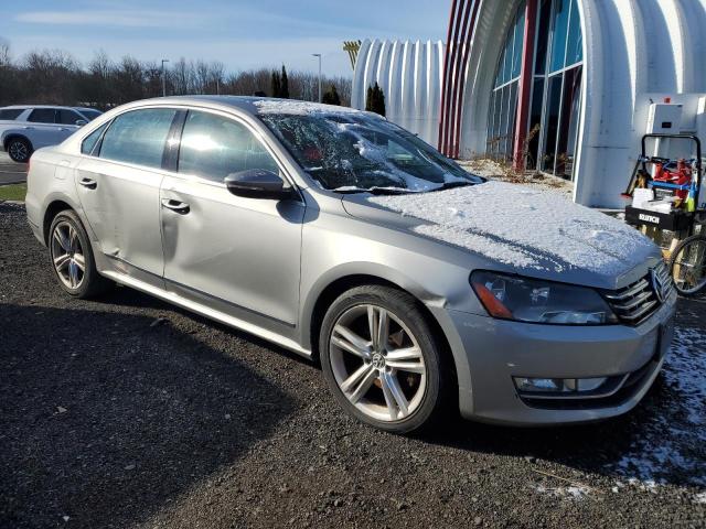 Sedans VOLKSWAGEN PASSAT 2012 Srebrny