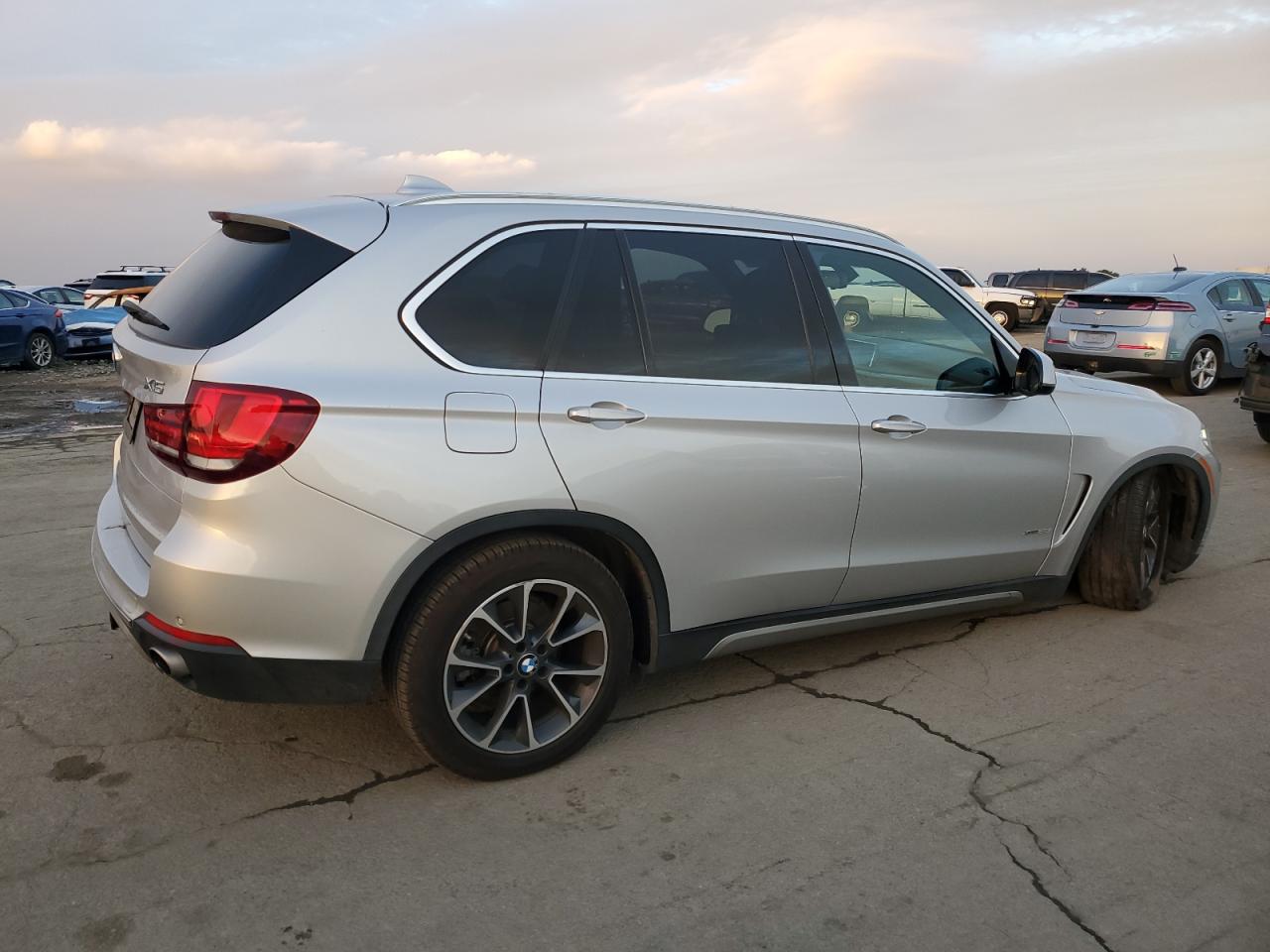 VIN 5UXKR0C30H0V76332 2017 BMW X5 no.3