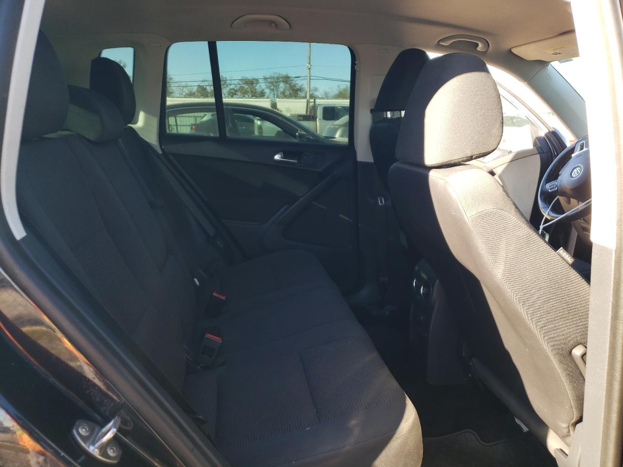 2017 Volkswagen Tiguan - Image 10