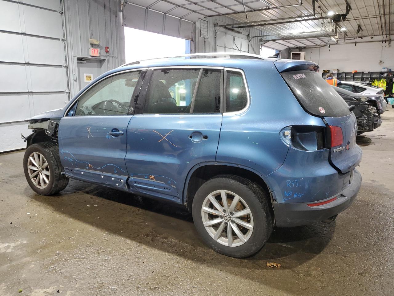 2017 Volkswagen Tiguan - Image 2