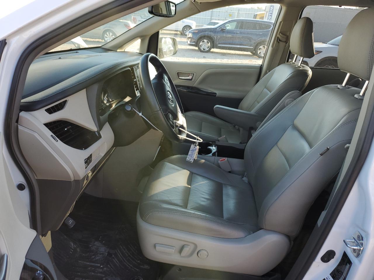 2018 Toyota Sienna - Image 7