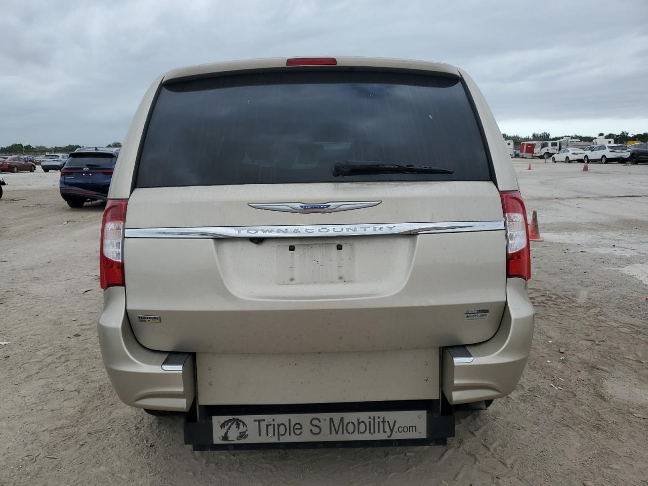 2014 Chrysler Town & Country - Image 6