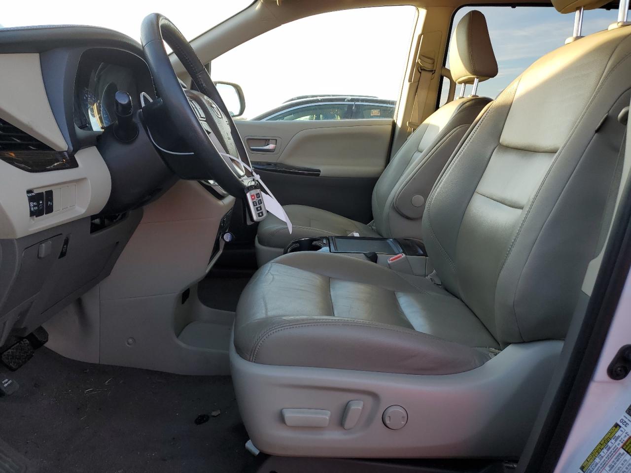 2020 Toyota Sienna - Image 7