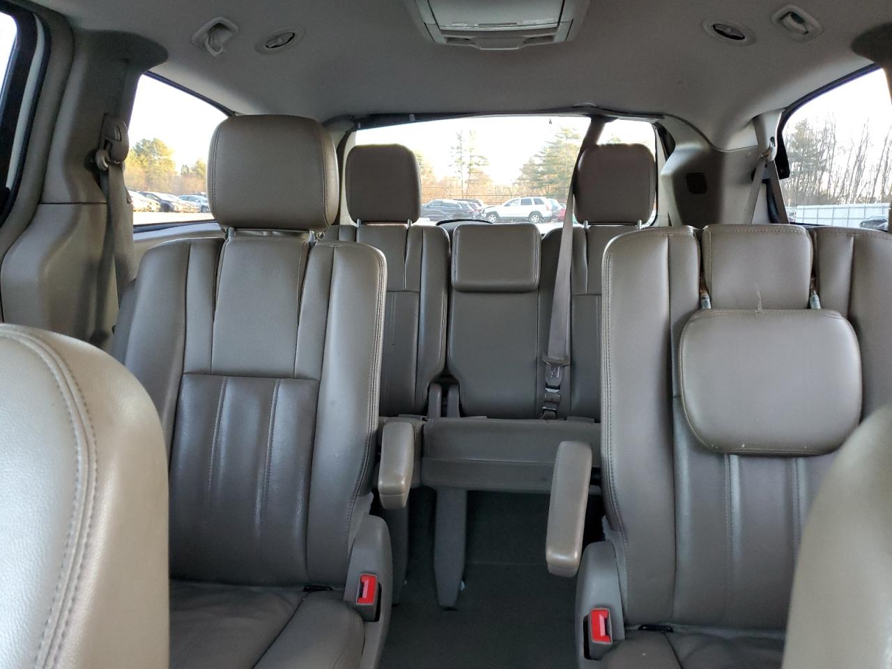 2013 Chrysler Town & Country - Image 10
