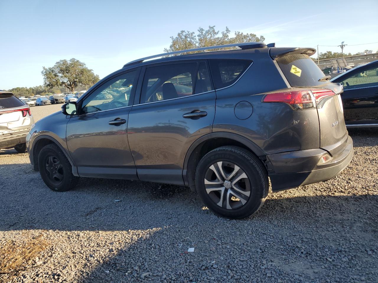 JTMZFREV6HD093903 2017 TOYOTA RAV 4 - Image 2