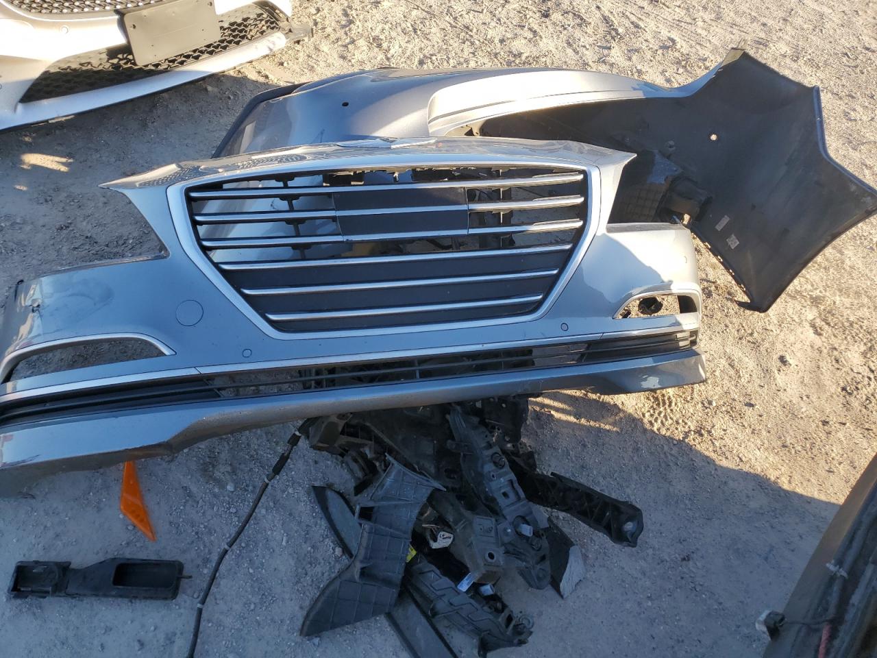 2015 Hyundai Genesis 5.0L VIN: KMHGN4JFXFU073710 Lot: 84260694