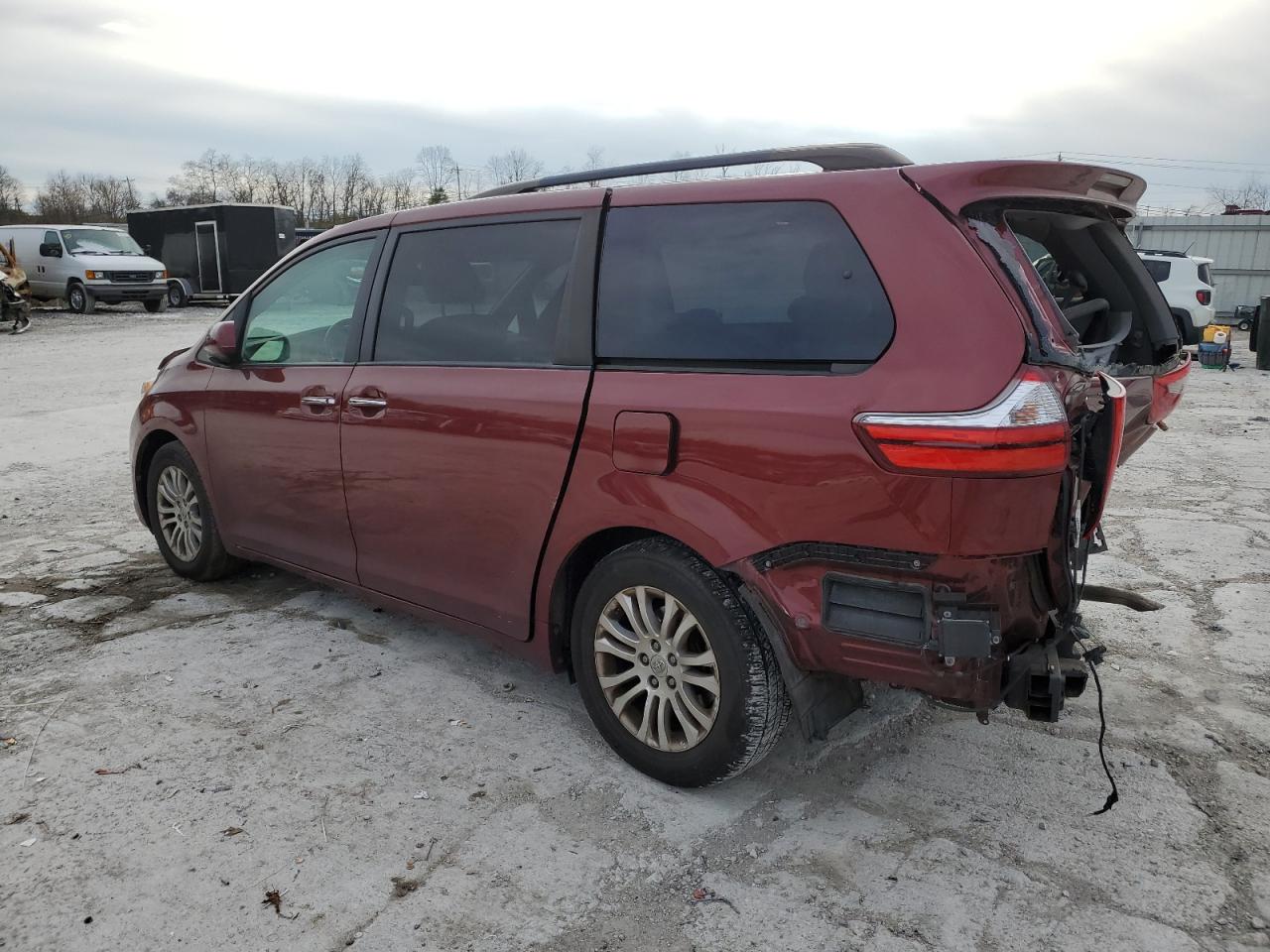 2016 Toyota Sienna - Image 2