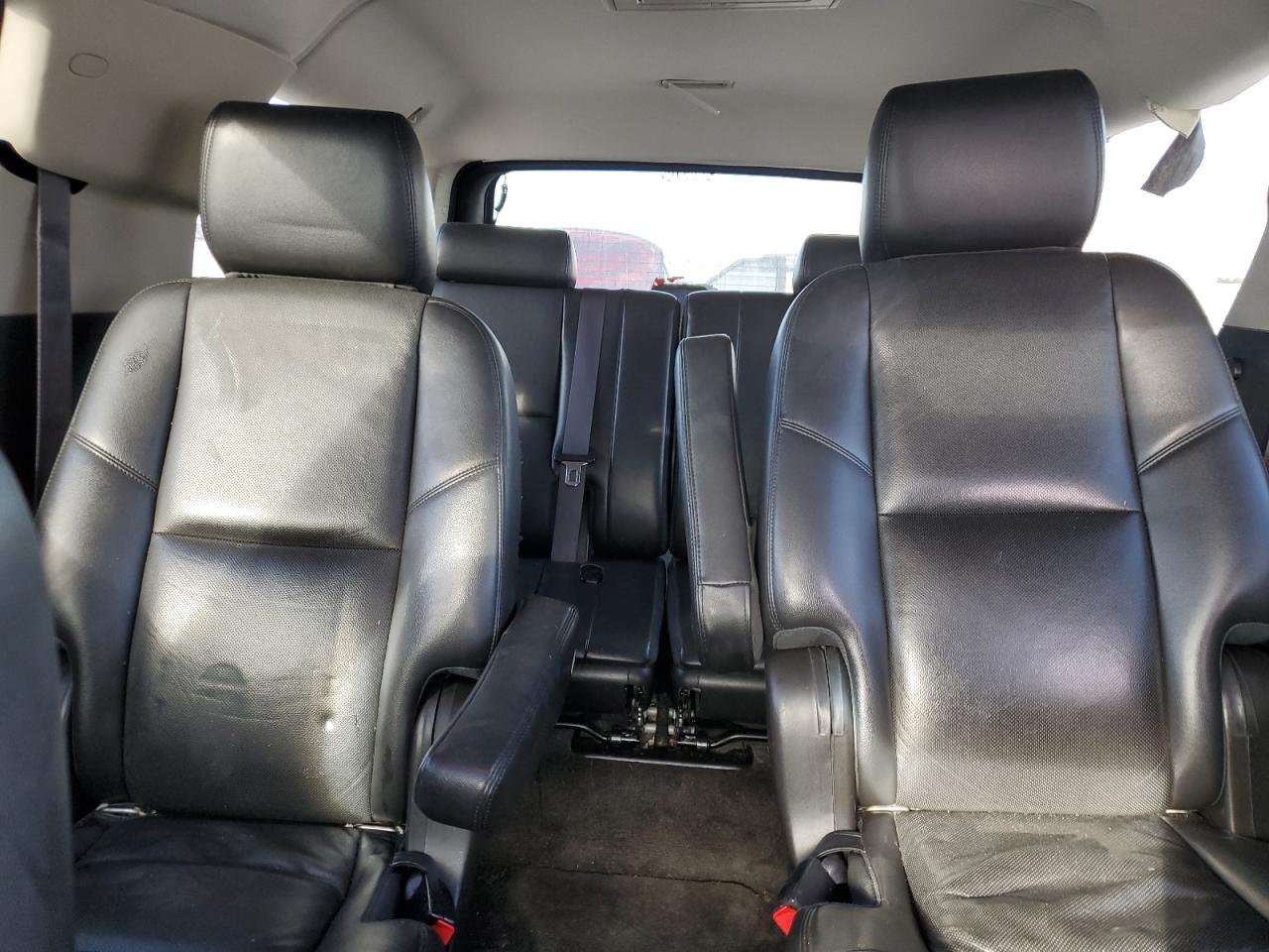 2014 Chevrolet Suburban - Image 10