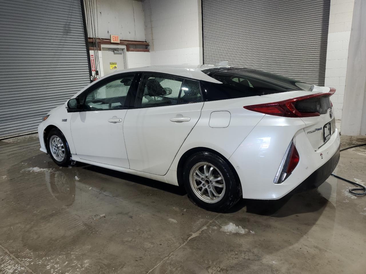 VIN JTDKARFP5H3009415 2017 TOYOTA PRIUS no.2