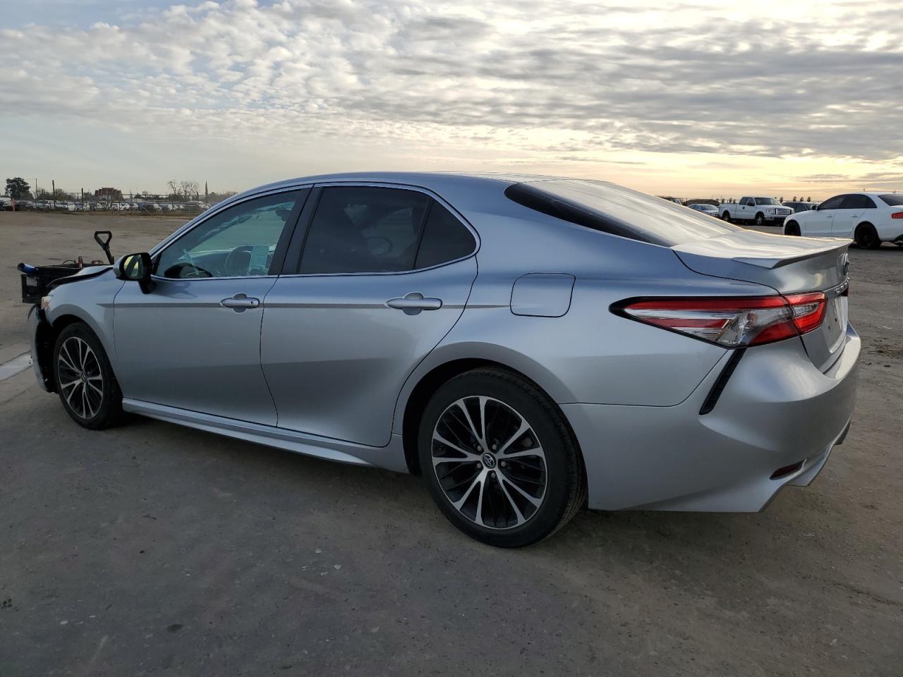 VIN 4T1B11HK3JU112590 2018 TOYOTA CAMRY no.2