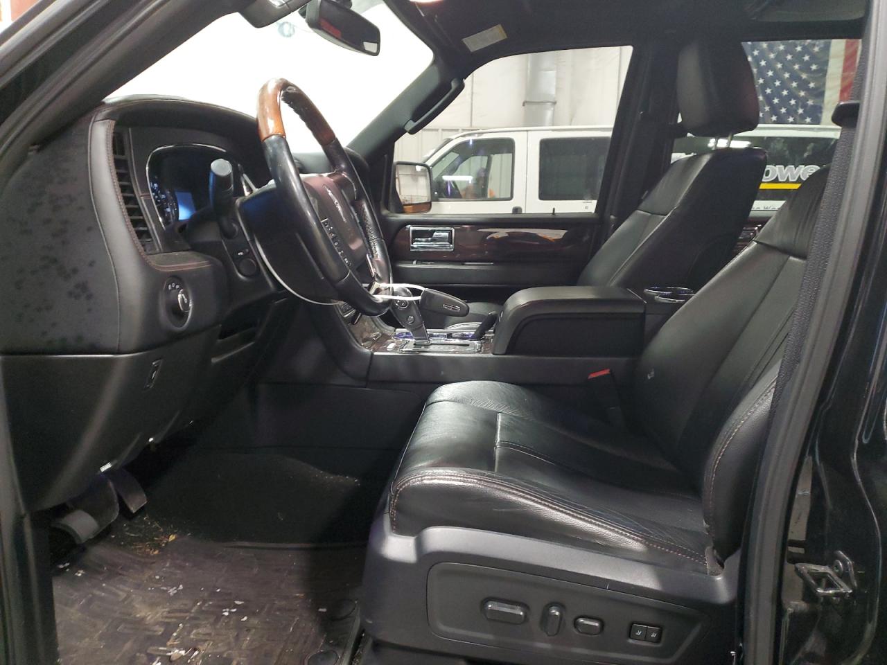 2017 Lincoln Navigator - Image 7