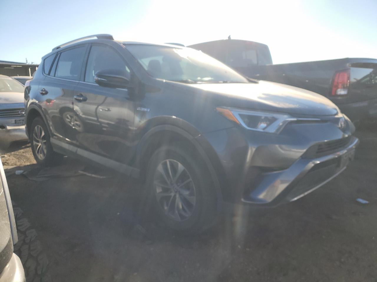 VIN JTMRJREV0JD197744 2018 TOYOTA RAV4 no.4