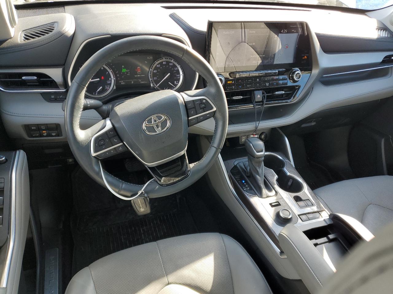 2022 Toyota Highlander - Image 8