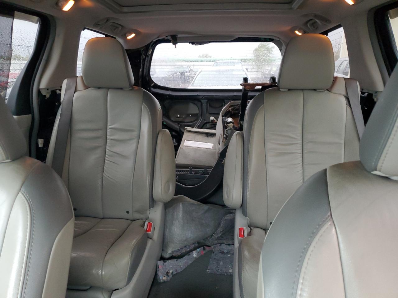 2011 Toyota Sienna - Image 10