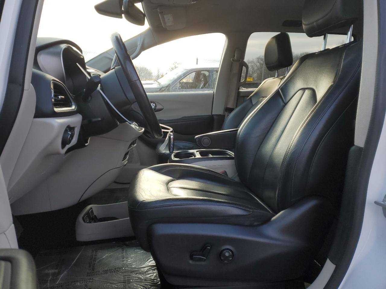 2020 Chrysler Pacifica - Image 7