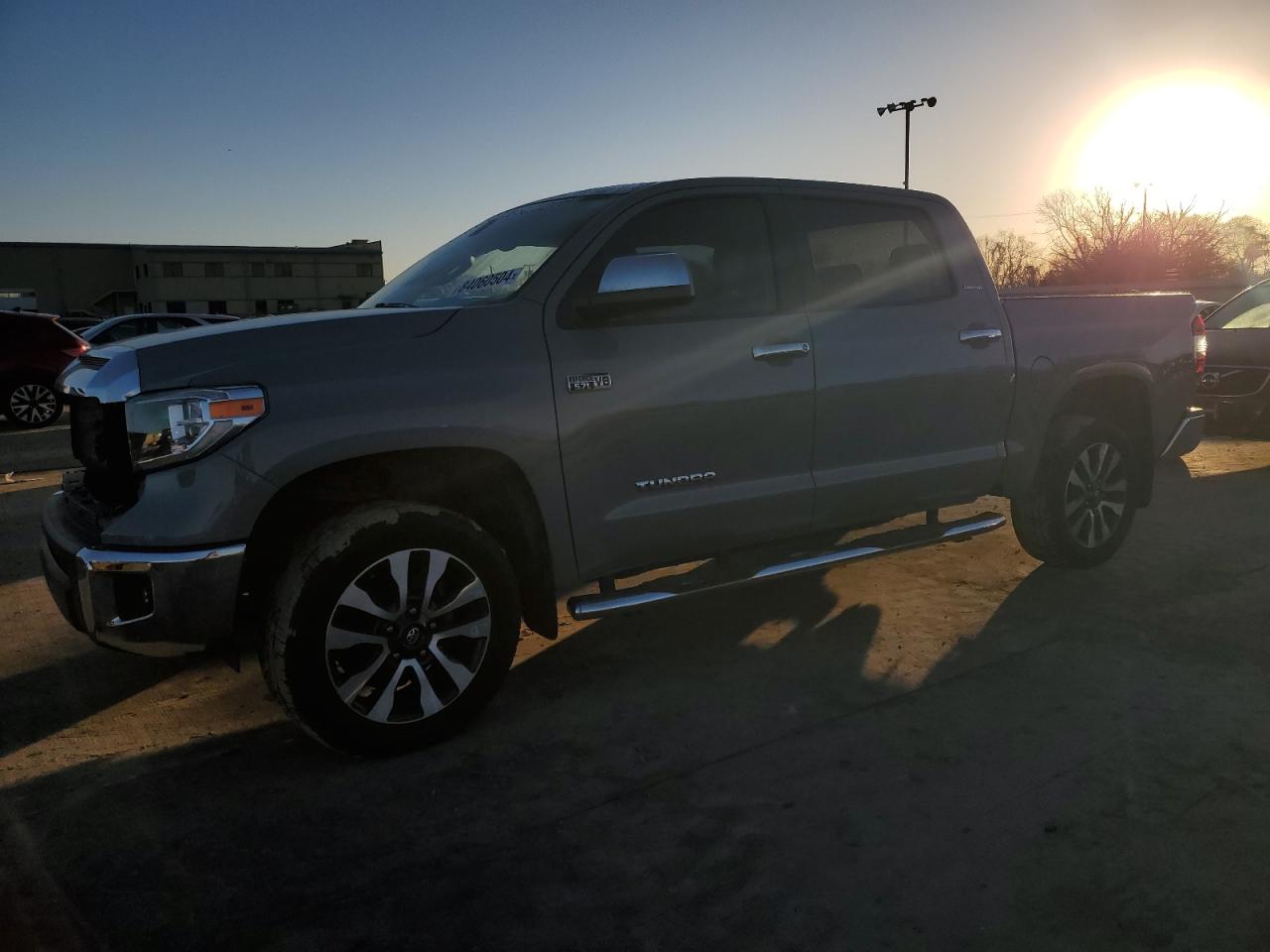 VIN 5TFFY5F16JX237455 2018 TOYOTA TUNDRA no.1