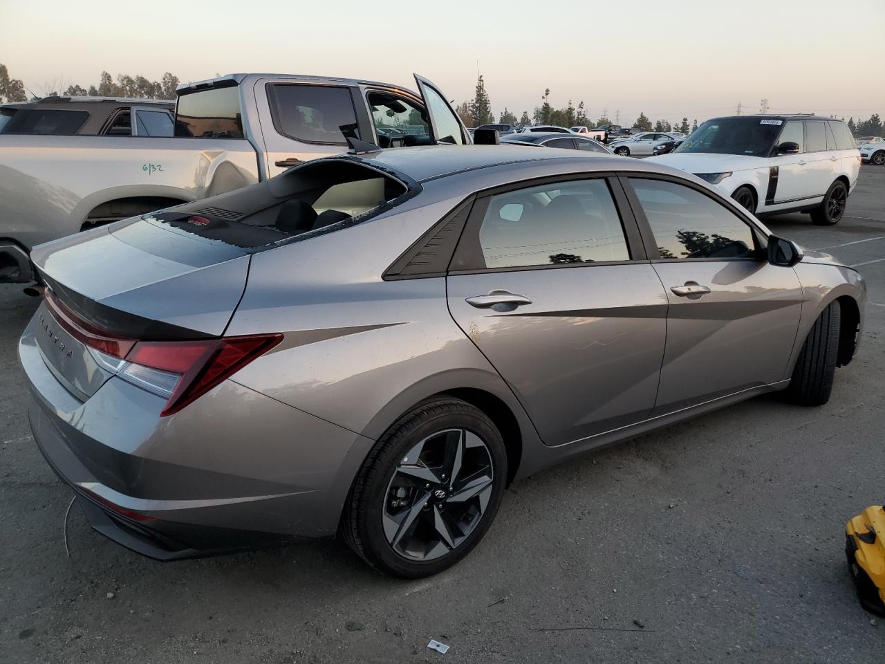 2023 Hyundai Elantra - Image 3