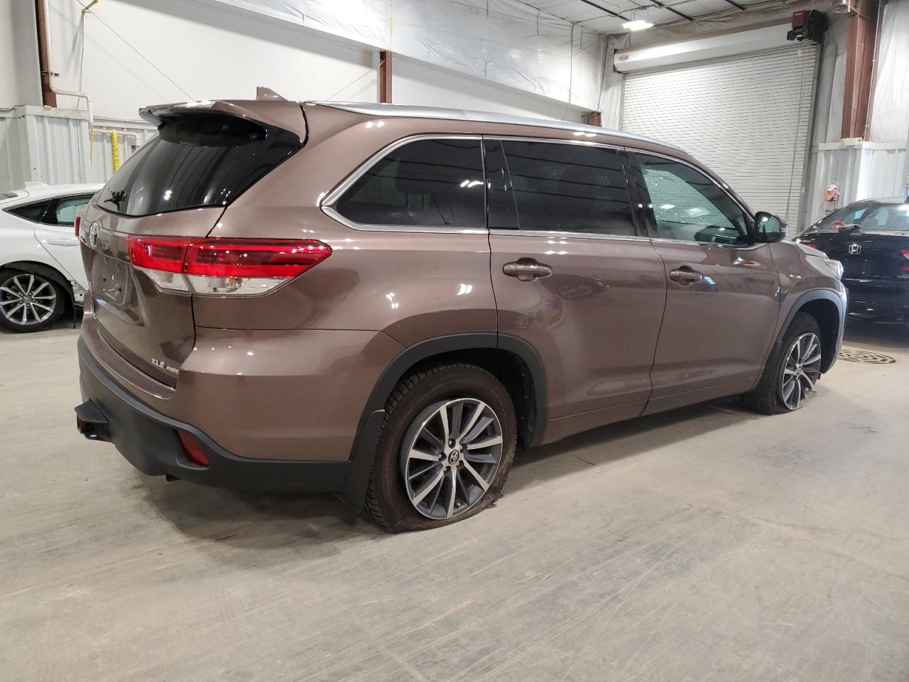 2017 Toyota Highlander - Image 3