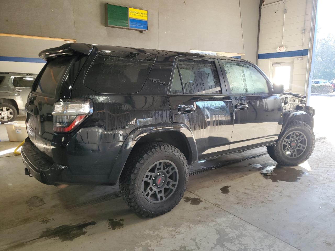 VIN JTEBU5JR1J5528279 2018 TOYOTA 4RUNNER no.3