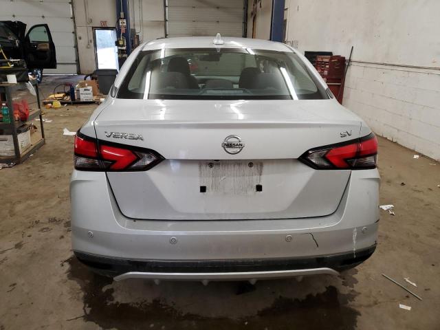 NISSAN VERSA 2021 Серебристый