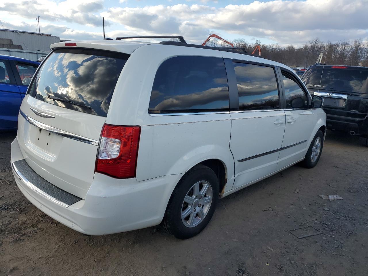 2011 Chrysler Town & Country - Image 3
